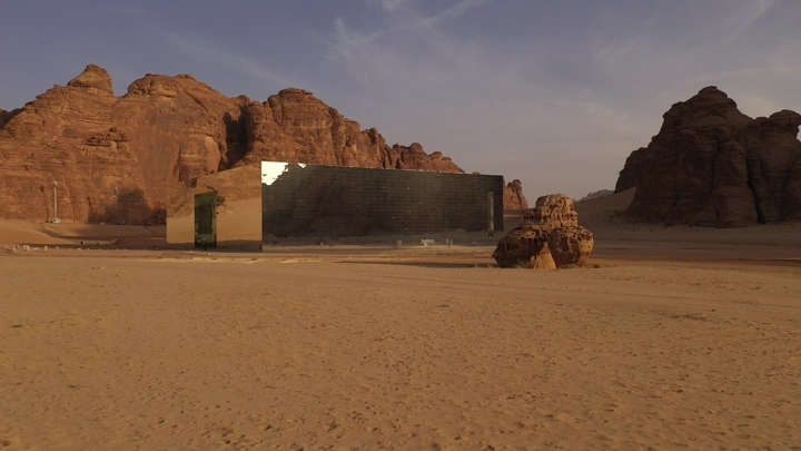 مبنى مرايا في العلا بين الجبال، تصوير درون.