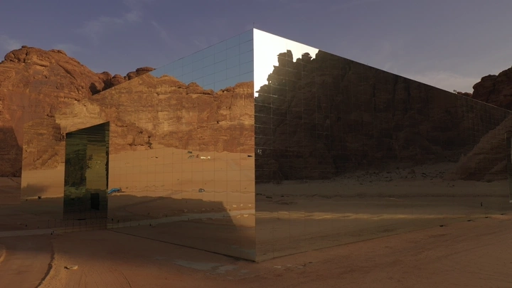 مبنى مرايا في العلا عند الغروب، تصوير درون.