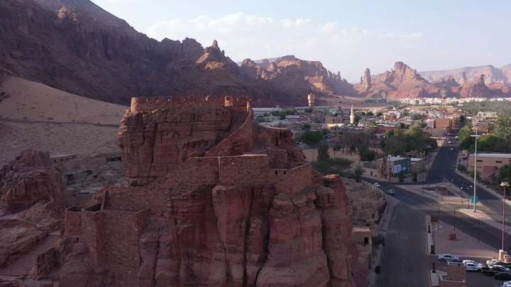 قرية قديمة في العلا، تصوير درون في النهار.