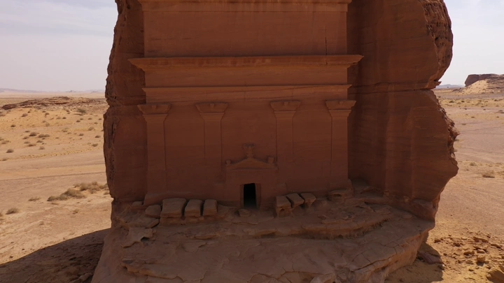 واجهة صخرية منحوتة في مدائن صالح، تصوير درون.