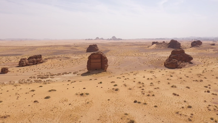 تكوينات صخرية في مدائن صالح العلا، تصوير درون نهاري.