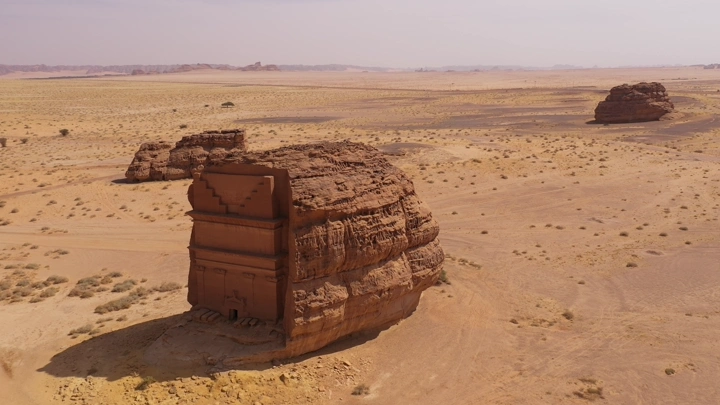 مدائن صالح في العلا، تصوير جوي في النهار.