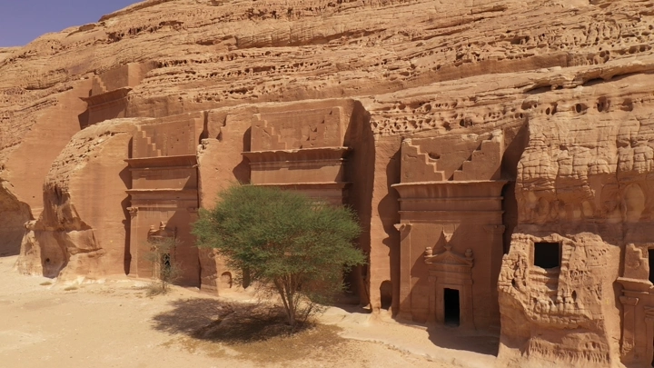 مدائن صالح في العلا، تصوير درون في وضح النهار.