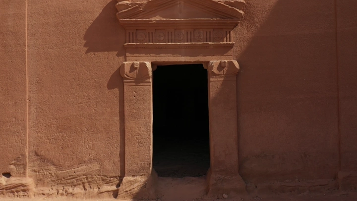 واجهة حجرية لمدائن صالح في العلا، تصوير درون.