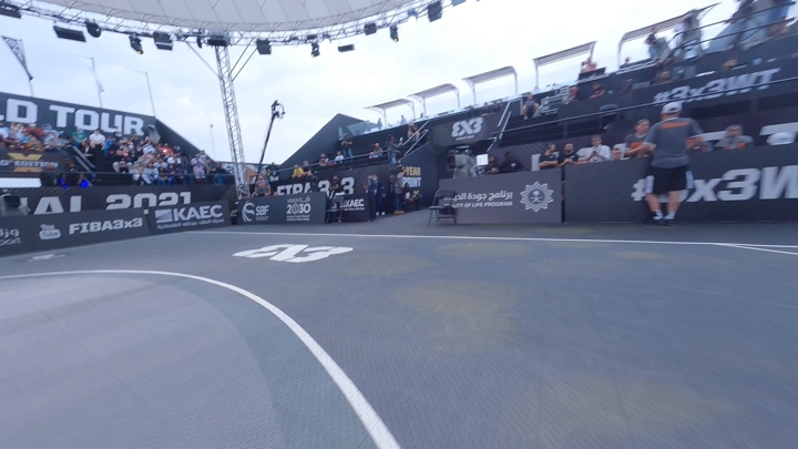 ملعب كرة سلة خارجي مع جمهور، تصوير درون.