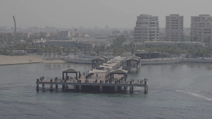 واجهة بحرية في جدة مع رصيف ومباني، تصوير درون.