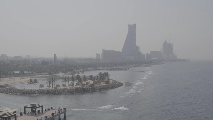 واجهة جدة البحرية في يوم ضبابي، تصوير درون.