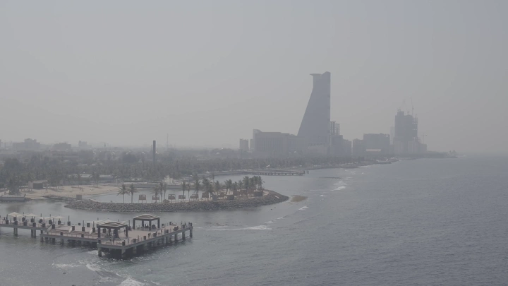 واجهة بحرية في جدة تحت السماء الغائمة، تصوير درون.