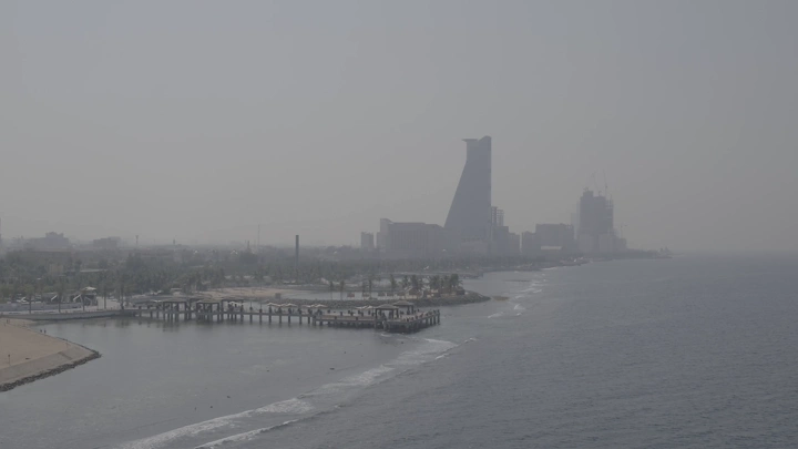 واجهة بحرية في جدة تحت السماء الغائمة، تصوير درون.