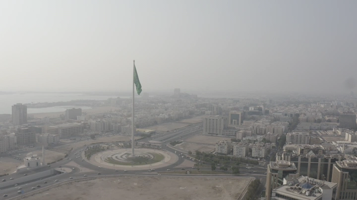 سارية علم جدة وسط المدينة في النهار، تصوير درون.