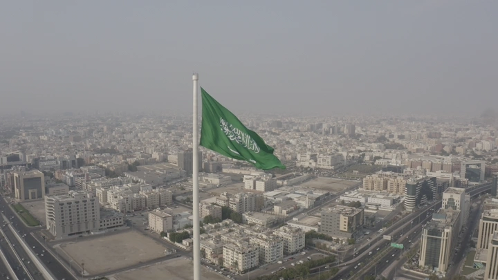 علم السعودية يرفرف فوق جدة، تصوير درون.