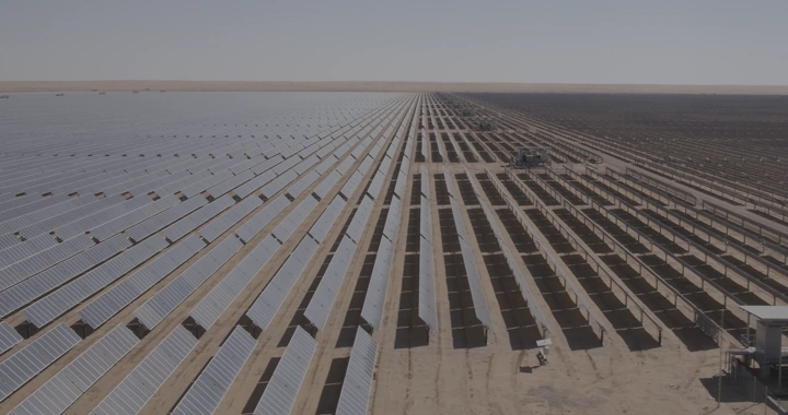 ألواح شمسية ممتدة في الصحراء، تصوير درون.