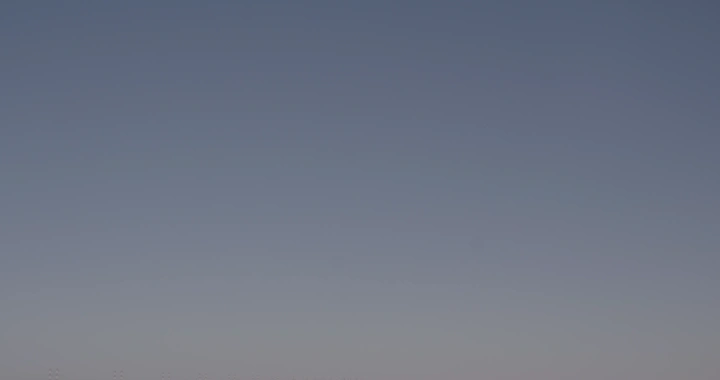 ألواح شمسية في حقل مفتوح، تصوير درون.