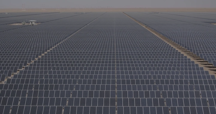 ألواح شمسية ممتدة في الصحراء، تصوير درون.