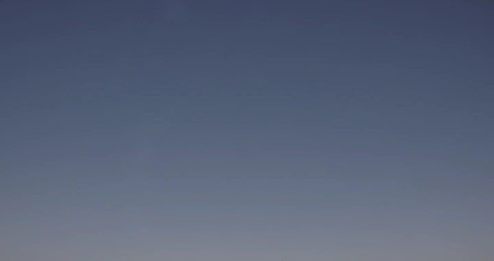 توربينات رياح في حقل مفتوح، تصوير درون.