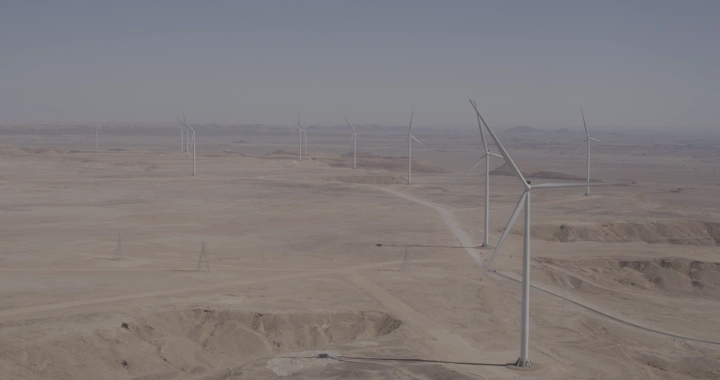 توربينات رياح في صحراء مفتوحة، تصوير درون.