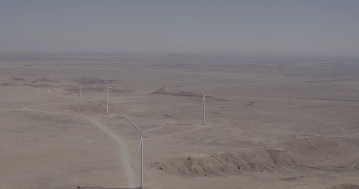 توربينات رياح في صحراء مفتوحة، لقطة جوية.
