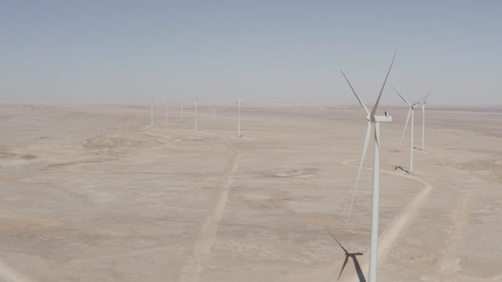 توربينات رياح في صحراء، تصوير درون.
