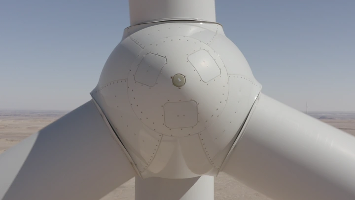 توربين رياح في الصحراء، تصوير درون.