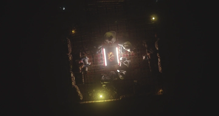 مجموعة أشخاص في طلعة برية ليلية بالصحراء، تصوير درون.