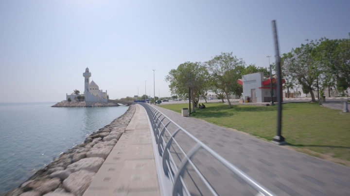 مسجد على شاطئ الدمام في النهار، لقطة جوية .