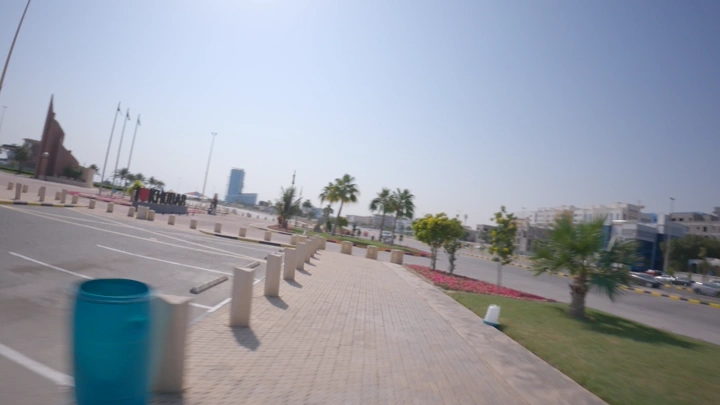 منظر لشاطئ الدمام في النهار، لقطة جوية .