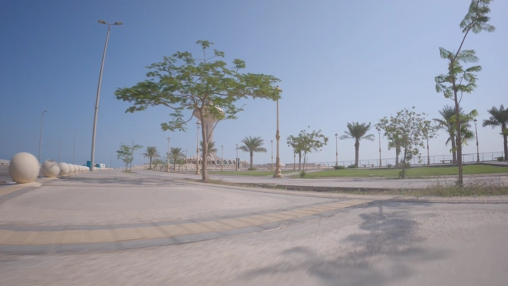 كورنيش الدمام في يوم مشمس، لقطة واسعة.