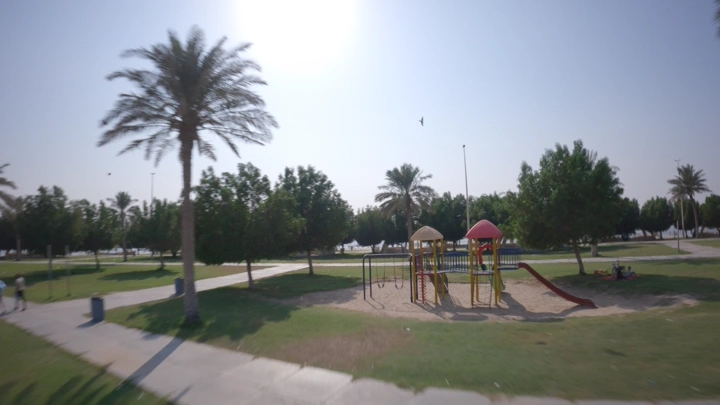 ملعب أطفال في جزيرة المرجان بالدمام، لقطة نهارية واسعة.