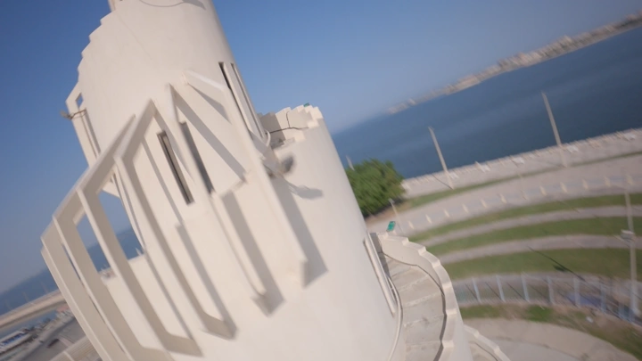 برج في جزيرة المرجان بالدمام، لقطة مائلة من الأعلى.