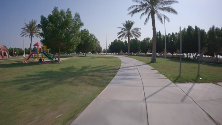 ممشى في جزيرة المرجان بالدمام، نهاراً، لقطة واسعة.