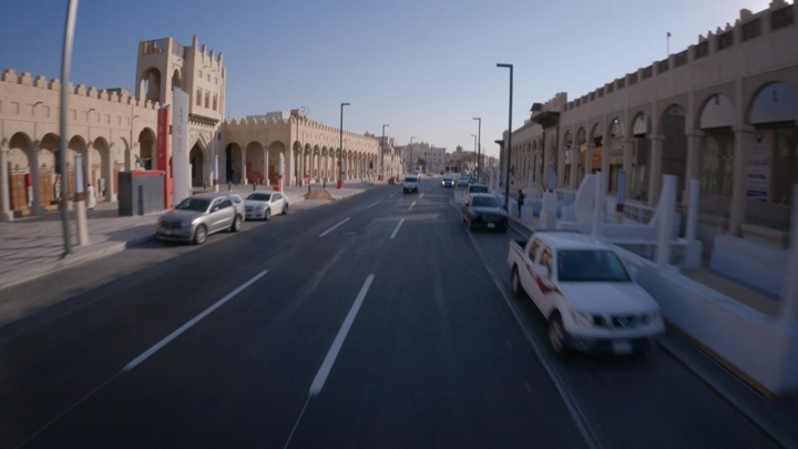 شارع في سوق القيصرية بالأحساء، لقطة نهارية من زاوية مرتفعة.