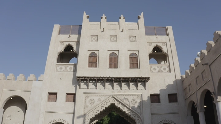 واجهة سوق القيصرية في الأحساء تحت سماء زرقاء، لقطة نهارية.