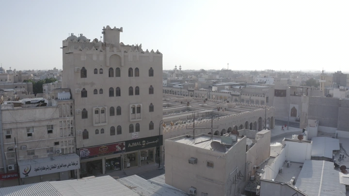 مباني سوق القيصرية في الأحساء تحت ضوء النهار، لقطة من الجو.