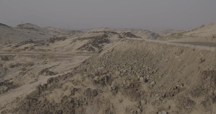 منظر جبلي مع طريق ضيق، لقطة جوية.