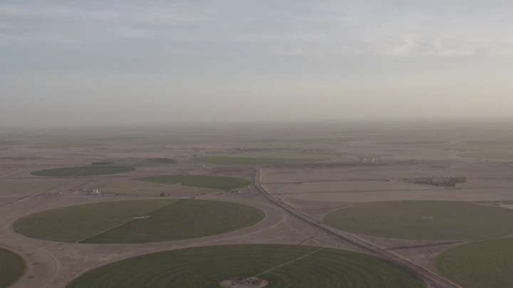 حقول زراعية دائرية في حفر الباطن، صورة جوية.