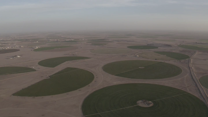 مزارع دائرية في حفر الباطن، صورة جوية.