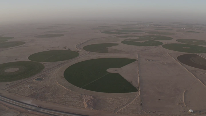 مزارع دائرية في حفر الباطن، لقطة جوية.