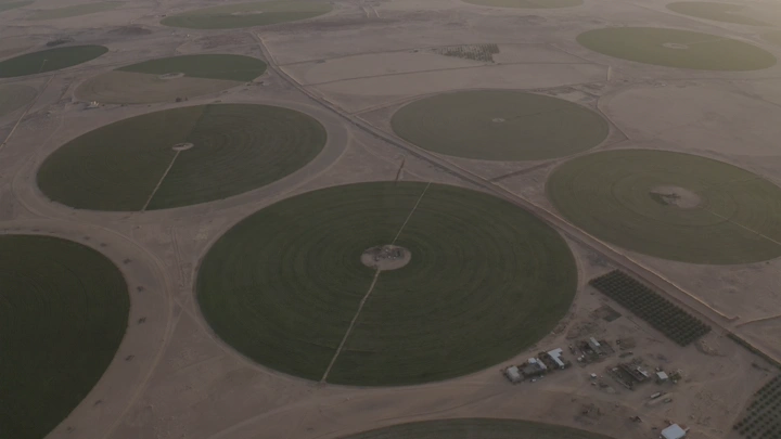 حقول دائرية في مزارع حفر الباطن، لقطة جوية.