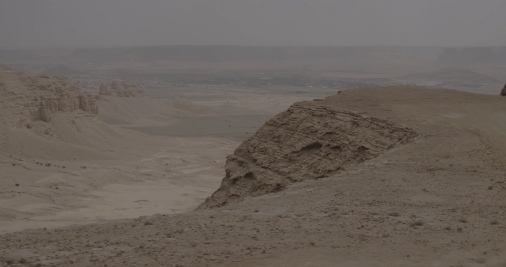 منظر طبيعي لصحراء نهاية العالم بالرياض، لقطة بانورامية.