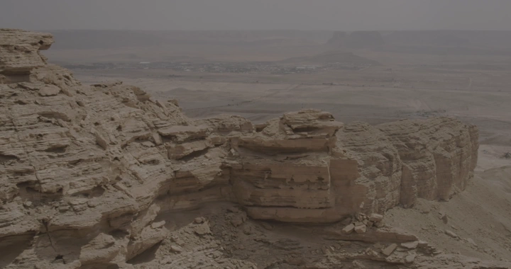 حافة جبلية في نهاية العالم بالرياض، لقطة نهارية واسعة.