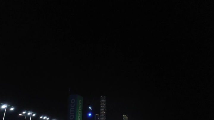 حلبة كورنيش جدة ليلاً مع أضواء المدينة، منظر ليلي.