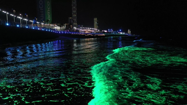 إضاءة ليلية على مياه البحر في كورنيش جدة، تصوير ليلي.