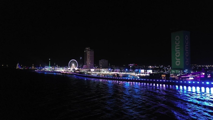 إطلالة ليلية على كورنيش جدة مع أضواء المدينة، لقطة جوية.