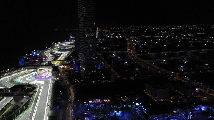 حلبة كورنيش جدة ليلاً، منظر جوي.