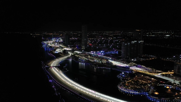 حلبة كورنيش جدة مضاءة ليلاً، منظر جوي.