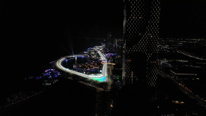 حلبة كورنيش جدة ليلاً، منظر جوي.