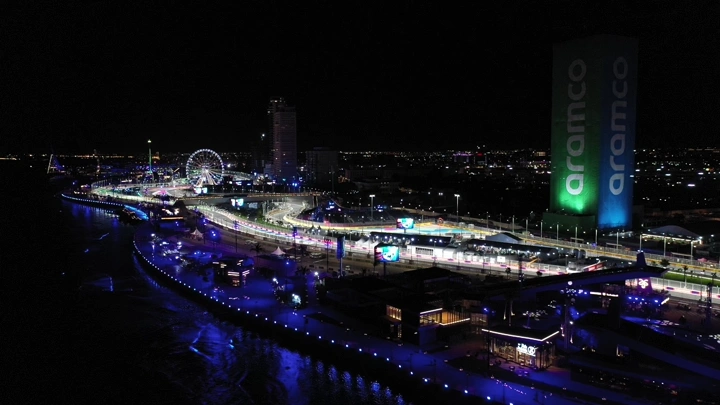 حلبة كورنيش جدة ليلاً بإضاءة ملونة،لقطة جوية.