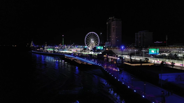 حلبة كورنيش جدة ليلاً مع أضواء المدينة، لقطة جوية.