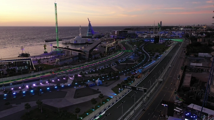 حلبة كورنيش جدة عند الغروب، لقطة جوية.