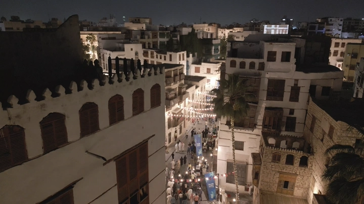 البيوت التقليدية في جدة القديمة ليلاً، منظر جوي.